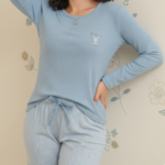 Pyjama Femme Haute Qualité "Ciel d'Azur" – Ensemble Côtelé Bleu & Pantalon Jogger – Image 3