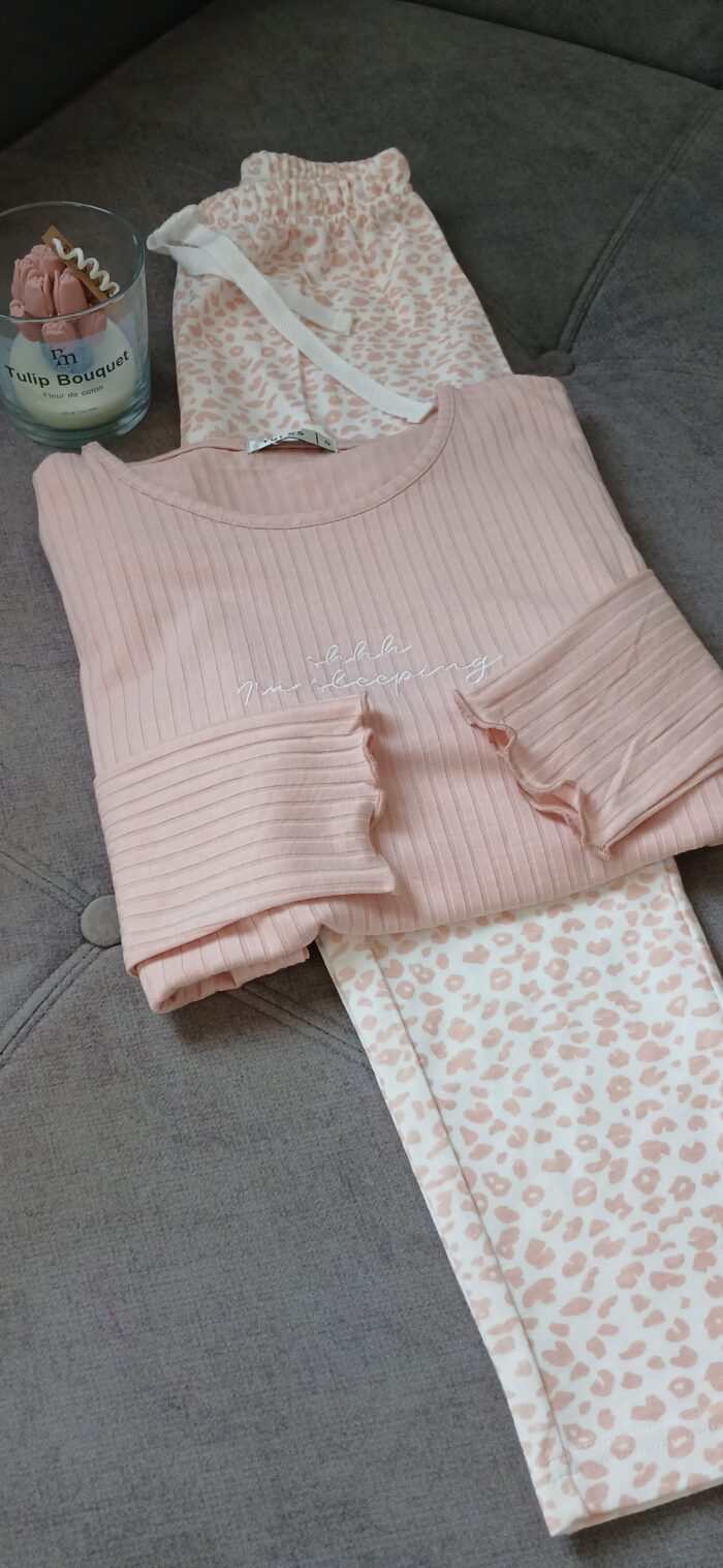 Pyjama Femme "Wild Pink" – Haut Côtelé & Pantalon Léopard – Image 3