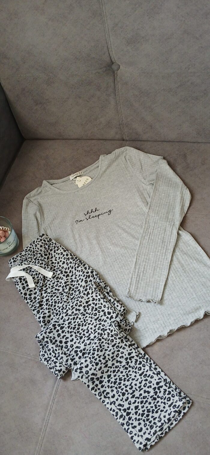 Pyjama pour femmes "Wild Grey" – Haut Côtelé & Pantalon Léopard – Image 7