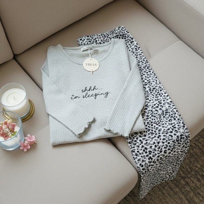 Pyjama pour femmes "Wild Grey" – Haut Côtelé & Pantalon Léopard – Image 5