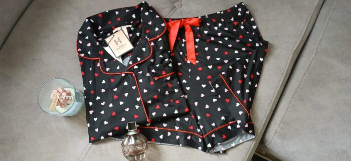 Pyjama femme noir à imprimé cœurs – Élégance & confort – Image 3