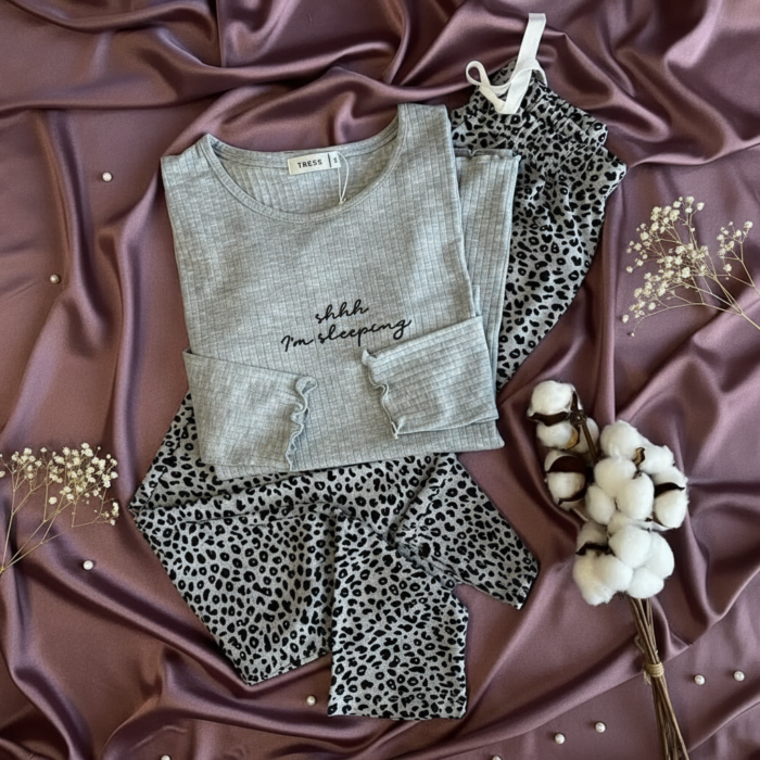 Pyjama pour femmes "Wild Grey" – Haut Côtelé & Pantalon Léopard – Image 2