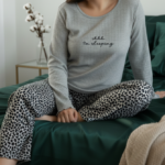 Pyjama pour femmes "Wild Grey" – Haut Côtelé & Pantalon Léopard – Image 11