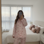 Ensemble Pyjama "Candy Stripe" – Chemise Rayée & Petits Nœuds – Image 2