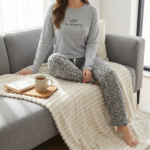 Pyjama pour femmes "Wild Grey" – Haut Côtelé & Pantalon Léopard – Image 3