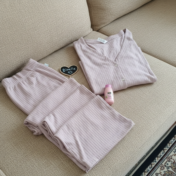 Ensemble pyjama femme couleur mauve poudré tissu maille texturée boutonné - Tenue nuit douce livraison Algérie