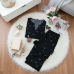 Pyjama femme noir cotelé avec motifs noeuds blancs style coquette - Ensemble nuit tendance Algérie Zinelle