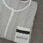 Robe de nuit Étoile Noir 🌛
Robe de nuit élégante à rayures fines et motifs étoiles, avec col boutonné et poche décorée de dentelle noire.
Matière douce et légère, idéale pour des nuits confortables avec une touche chic. – Image 2