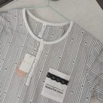 Robe de nuit Étoile Noir 🌛
Robe de nuit élégante à rayures fines et motifs étoiles, avec col boutonné et poche décorée de dentelle noire.
Matière douce et légère, idéale pour des nuits confortables avec une touche chic.