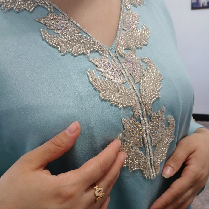 Robe d'hôtesse avec perlage fait à la main ✨️ – Image 3