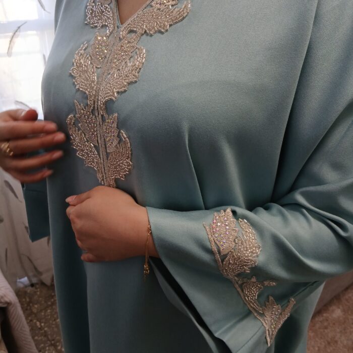 Robe d'hôtesse avec perlage fait à la main ✨️ – Image 2