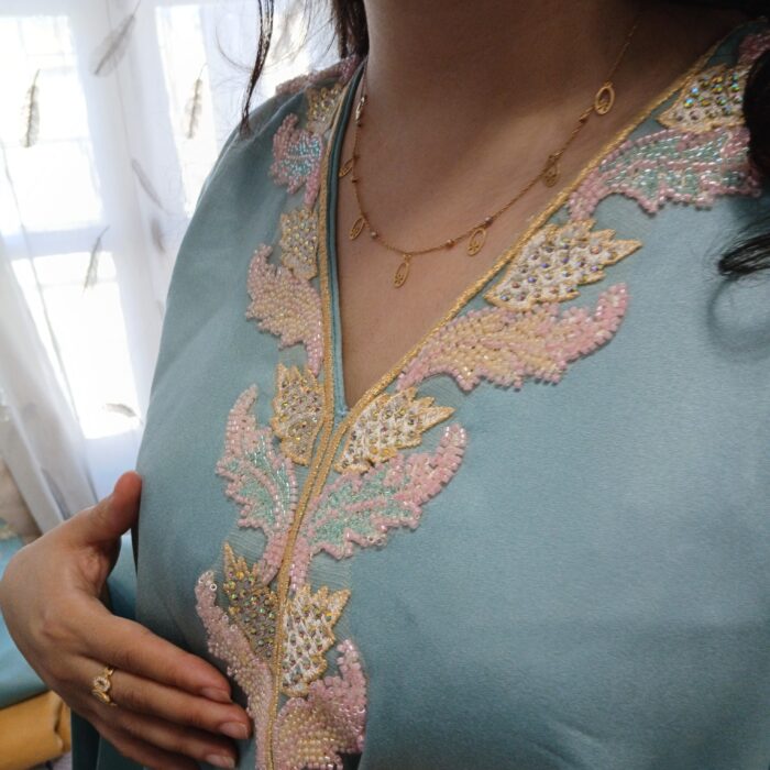 Robe d'hôtesse avec perlage fait à la main ✨️ qualité de tissu premium 🌸 – Image 2