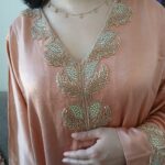 BIG PROMO 📢 Robe d'hôtesses 🧡 avec perlage fait à la main le tissu Mlifa de haute qualité premium ✨️ – Image 2