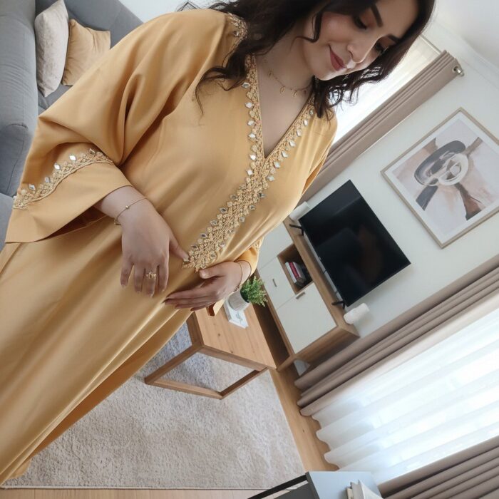 Robe d'hôtesse moutarde avec perlage fait à la main ✨️ qualité premium – Image 2