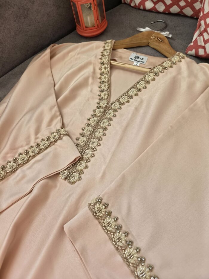 BIG PROMO 📢 Robe d'hôtesse avec perlage fait à la main ✨️ le tissu Mlifa de haute qualité 🌸 – Image 3