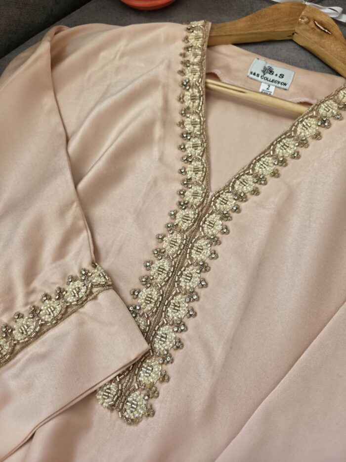 Robe d'hôtesse avec perlage fait à la main ✨️ le tissu Mlifa de haute qualité 🌸 – Image 2