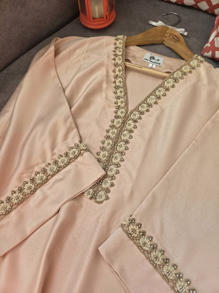 Robe d'hôtesse avec perlage fait à la main ✨️ le tissu Mlifa de haute qualité 🌸 – Image 4