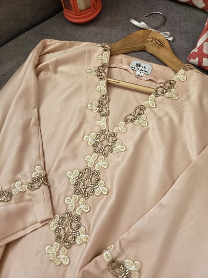 Robe d'hôtesse avec un perlage fait à la main ✨️ le tissu Mlifa de haute qualité. – Image 2