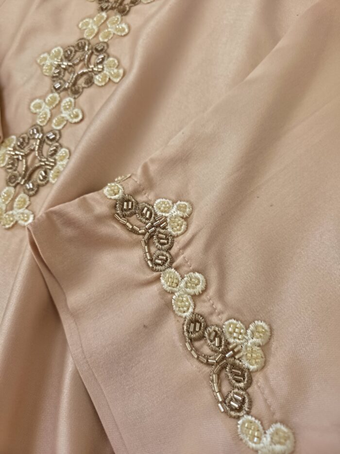 Robe d'hôtesse avec un perlage fait à la main ✨️ le tissu Mlifa de haute qualité. – Image 4