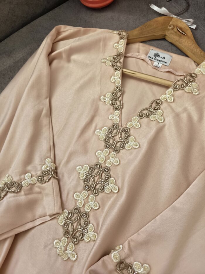 Robe d'hôtesse avec un perlage fait à la main ✨️ le tissu Mlifa de haute qualité. – Image 3