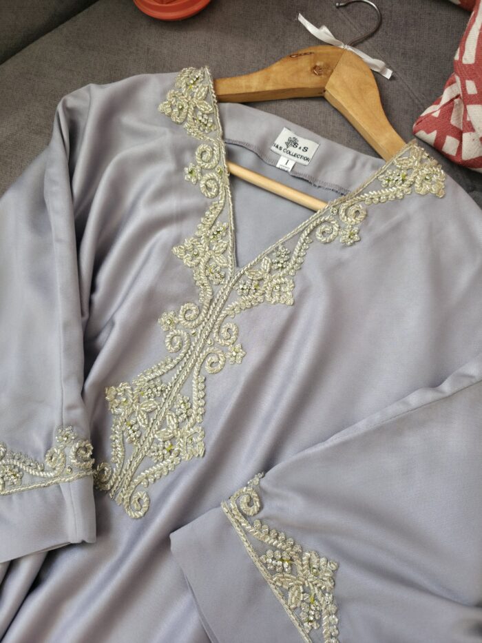 Robe d'hôtesse avec perlage fait à la main ✨️  le tissu mlifa de haute qualité  🌸 – Image 2