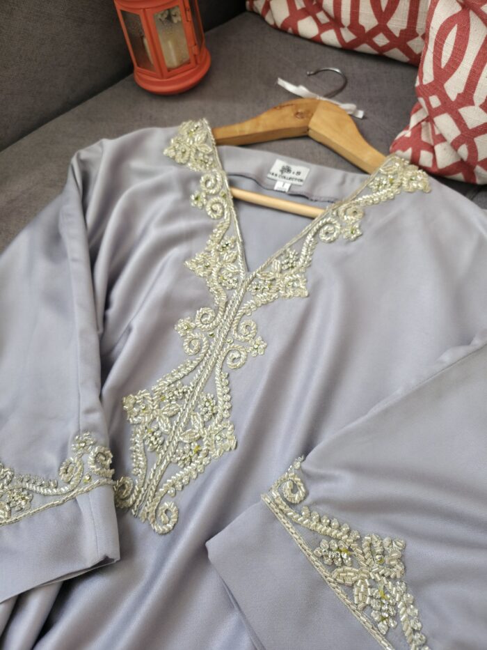 Robe d'hôtesse avec perlage fait à la main ✨️  le tissu mlifa de haute qualité  🌸 – Image 3