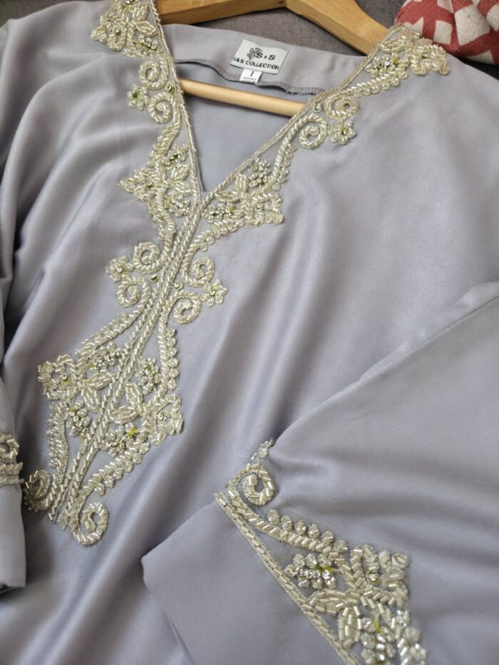 Robe d'hôtesse avec perlage fait à la main ✨️  le tissu mlifa de haute qualité  🌸 – Image 4