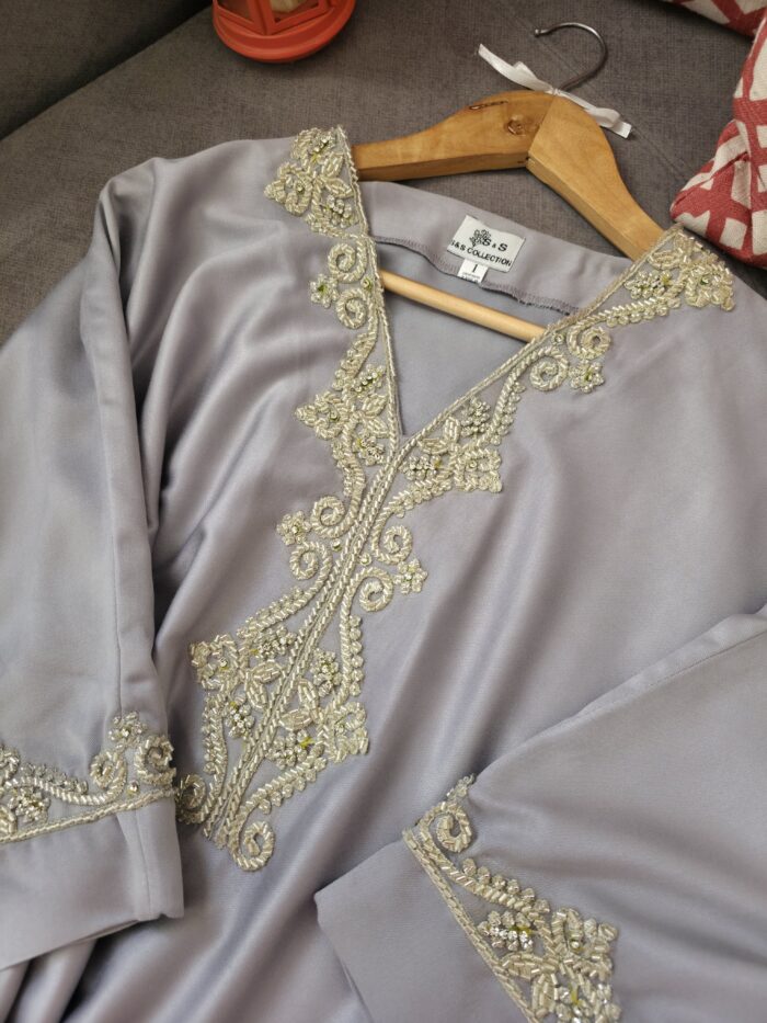 Robe d'hôtesse avec perlage fait à la main ✨️  le tissu mlifa de haute qualité  🌸 – Image 6