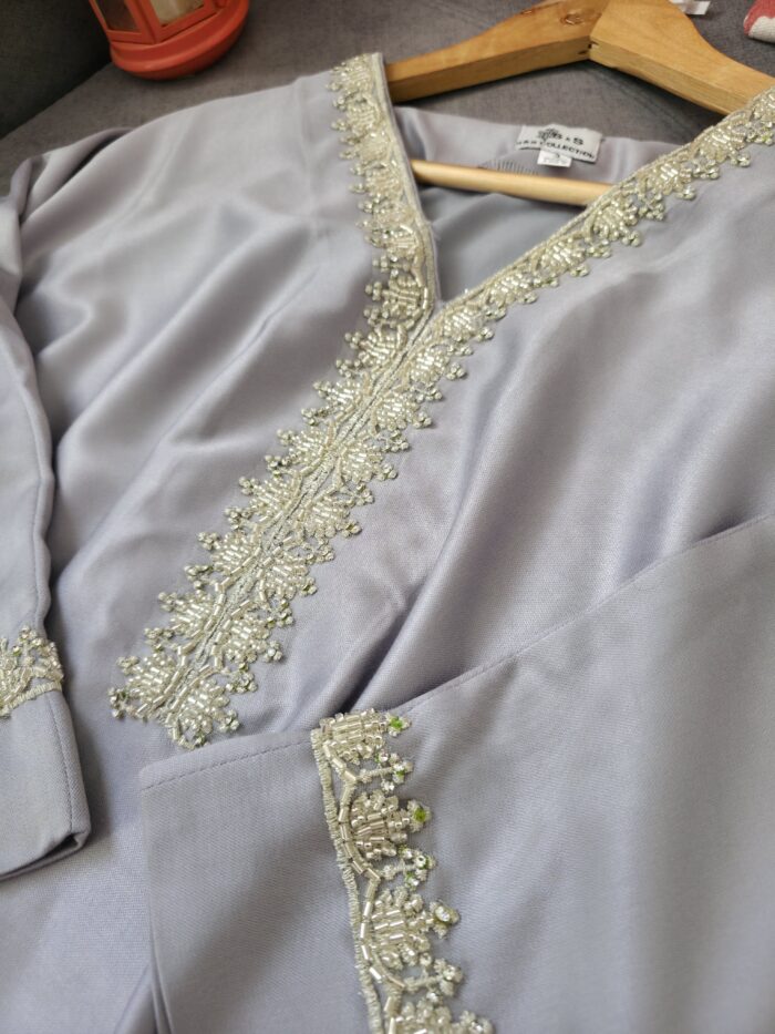 Robe d'hôtesse grise avec perlage fait à la main ✨️ qualité premium 🌸 – Image 2