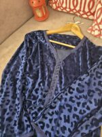 Robe d'hôtesse Velvet léopard en Bleu nuit 💙 – Image 3