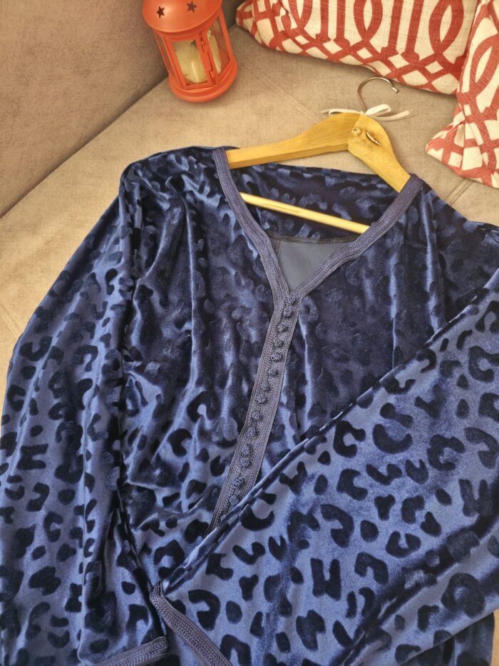 Robe d'hôtesse Velvet léopard en Bleu nuit 💙 – Image 3