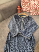 Robe d'hôtesse Velvet  léopard grise 🩶 – Image 2