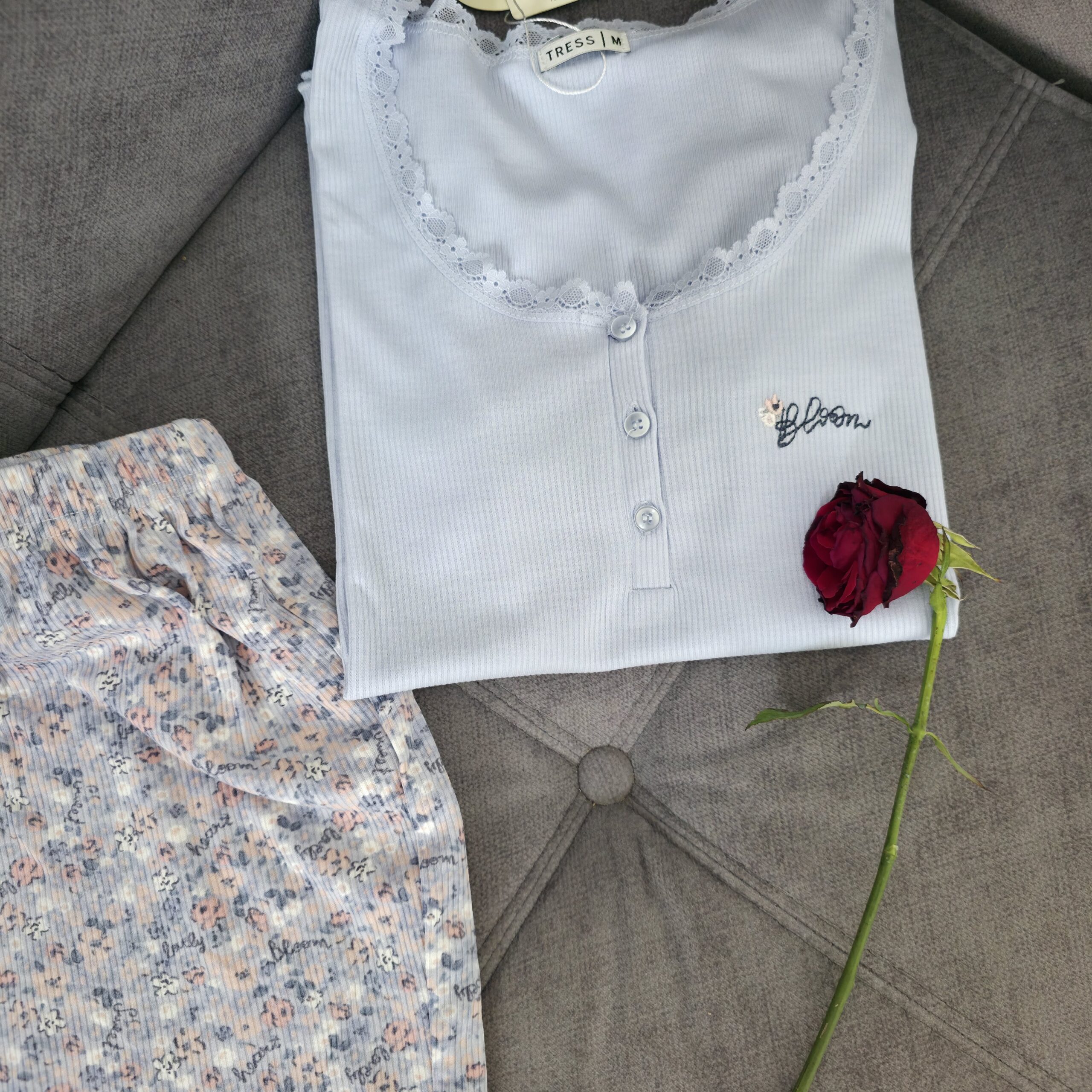 2026/04/47224-scaled.jpg Pyjamas Tress fleuré 🪺 – Image 1