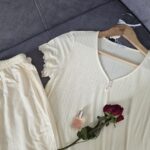 Ensemble Loungewear Jaune Poussin – 2 Pièces Côtelé avec Dentelle – TRESS – Image 3