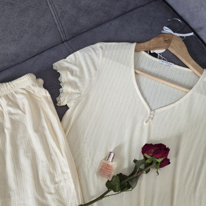 Ensemble Loungewear Jaune Poussin – 2 Pièces Côtelé avec Dentelle – TRESS – Image 3