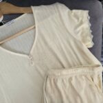 Ensemble Loungewear Jaune Poussin – 2 Pièces Côtelé avec Dentelle – TRESS – Image 4