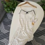 Chemise de nuit satin blanc à motifs noirs avec dentelle – nuisette élégante femme- Zinelle – Image 4
