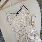 Chemise de nuit satin blanc à motifs noirs avec dentelle – nuisette élégante femme- Zinelle – Image 5