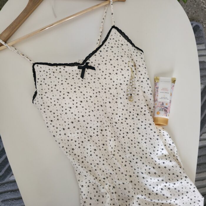 Chemise de nuit satin blanc à motifs noirs avec dentelle – nuisette élégante femme- Zinelle – Image 5
