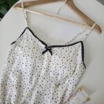 Chemise de nuit satin blanc à motifs noirs avec dentelle – nuisette élégante femme- Zinelle – Image 3