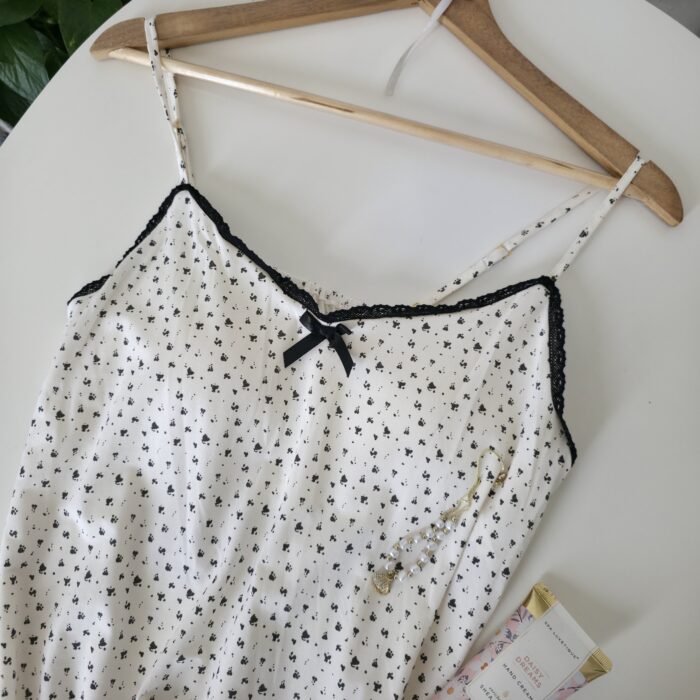 Chemise de nuit satin blanc à motifs noirs avec dentelle – nuisette élégante femme- Zinelle – Image 3
