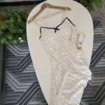 Chemise de nuit satin blanc à motifs noirs avec dentelle – nuisette élégante femme- Zinelle – Image 2