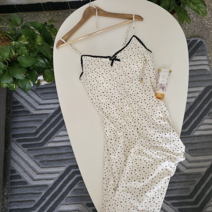 Chemise de nuit satin blanc à motifs noirs avec dentelle – nuisette élégante femme- Zinelle – Image 2